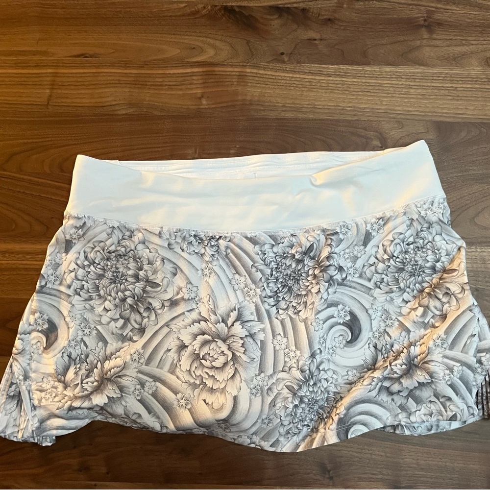 Lululemon Floral Patterned Skirt in White and Gray